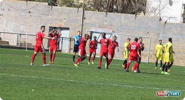 שחקני חדרה תופסים את הראש אחרי הגול של אלימלך (שלומי גבאי)